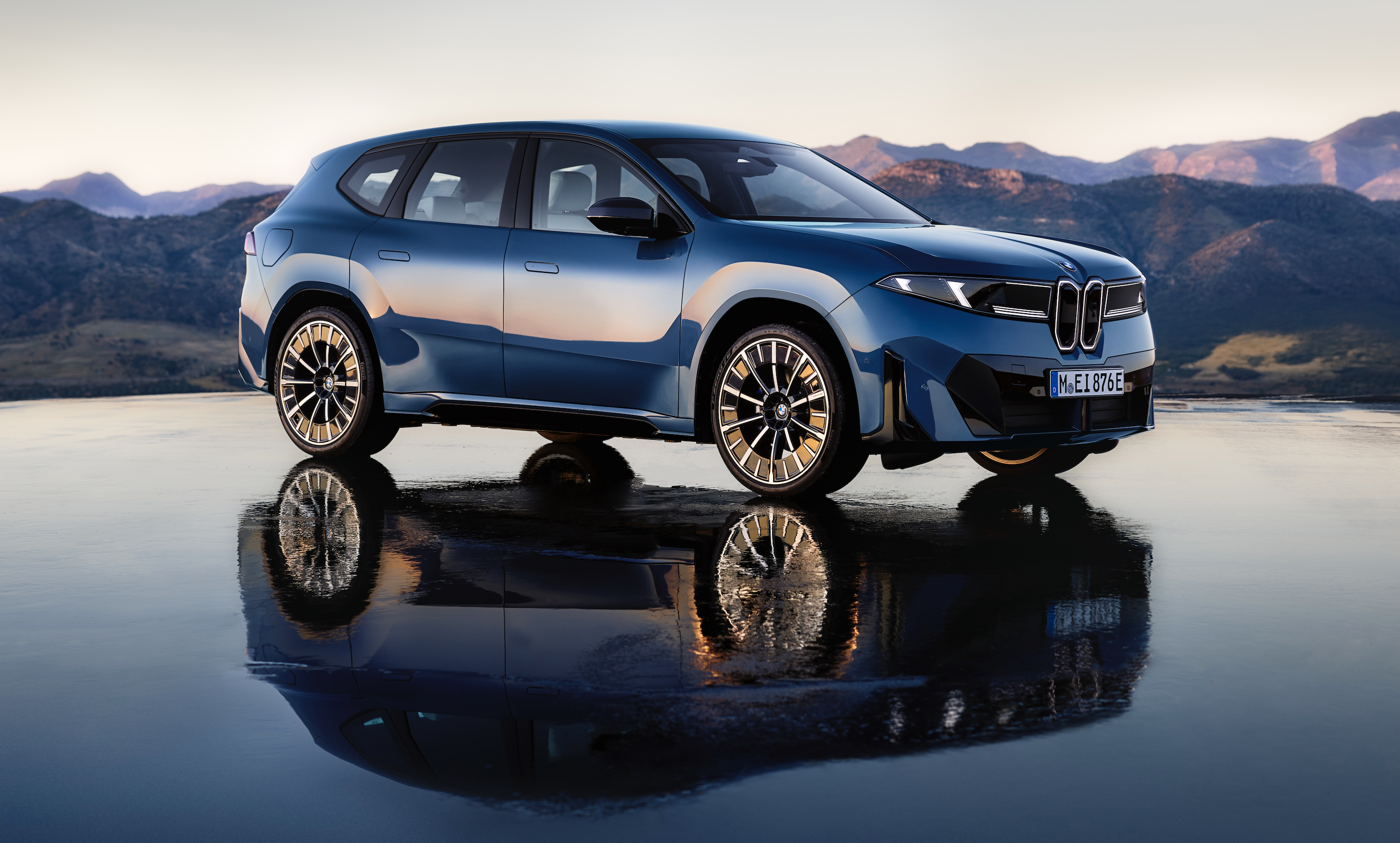 Nové BMW iX3 2025 (Neue Klasse) – elektrické SAV s dojezdem až 805 km (WLTP), 800V/400kW rychlonabíjením a revolučním interiérem s Panoramic iDrive/Panoramic Vision. První objednávky online u nás na AUTOiBUY.com